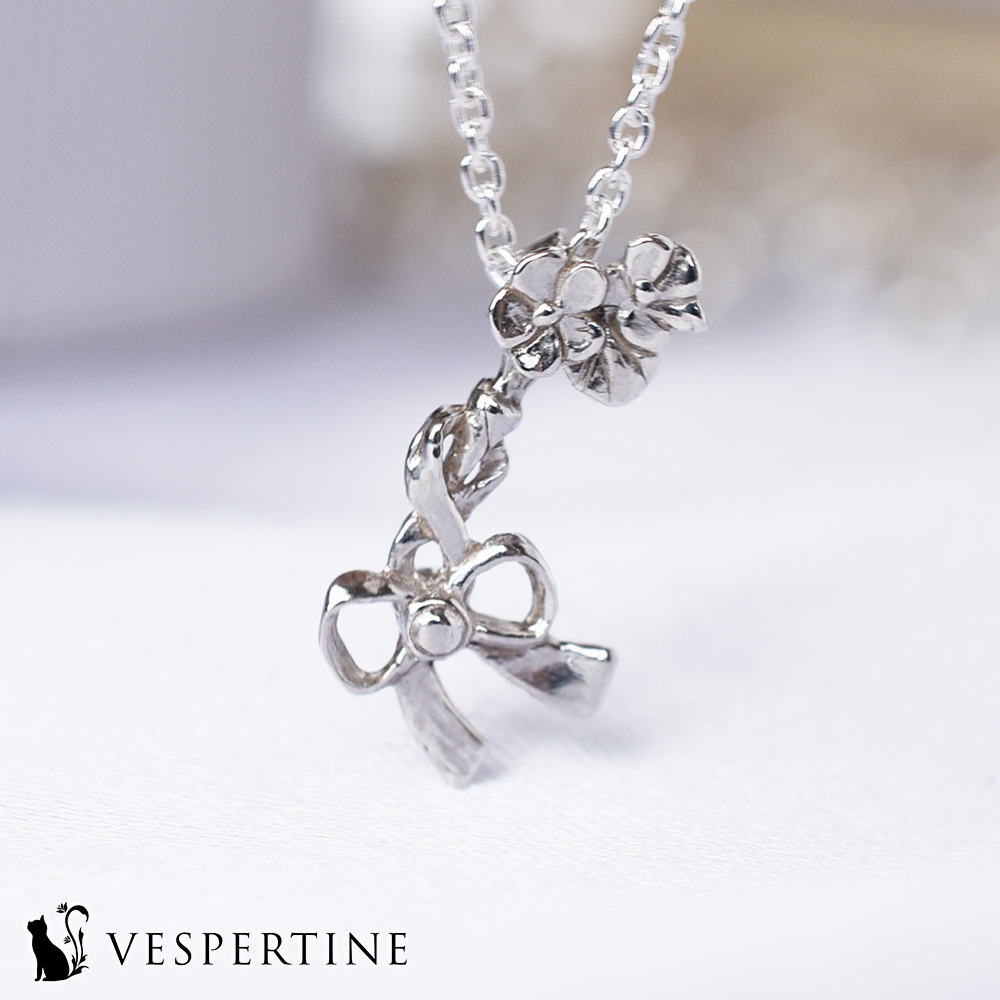 花とリボンのネックレス